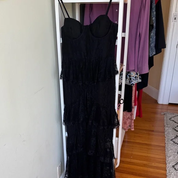 Elegant Black Lace Dress - Picture 4 of 10